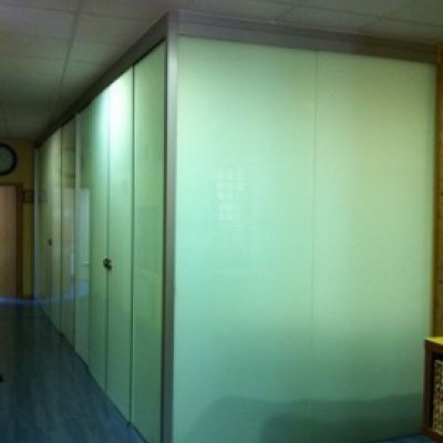 Mamparas de vidrio en oficinas