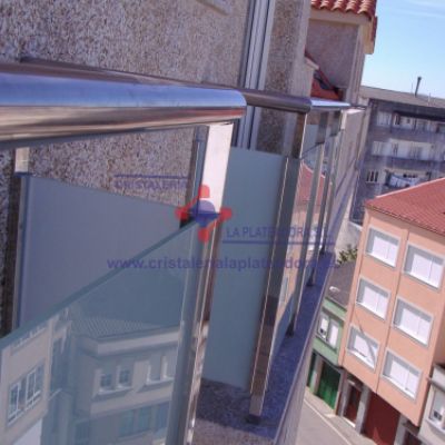 Cerramiento de vidrio y metal para terraza