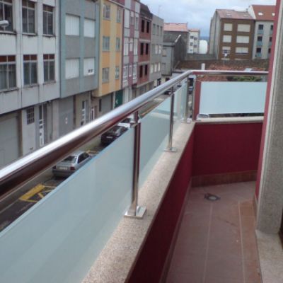 Terraza de piso con cerramiento de vidrio velado