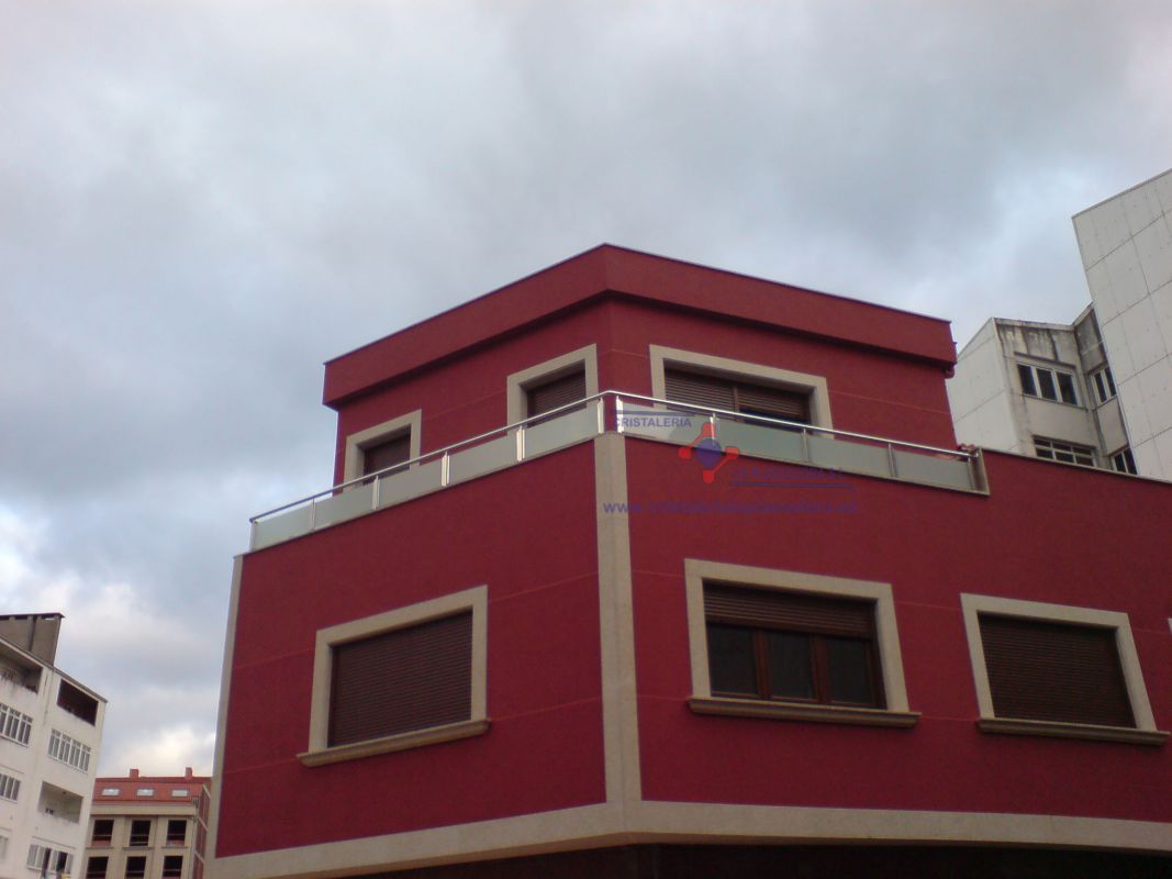 Edificio rojo con cerramiento de vidrio opaco